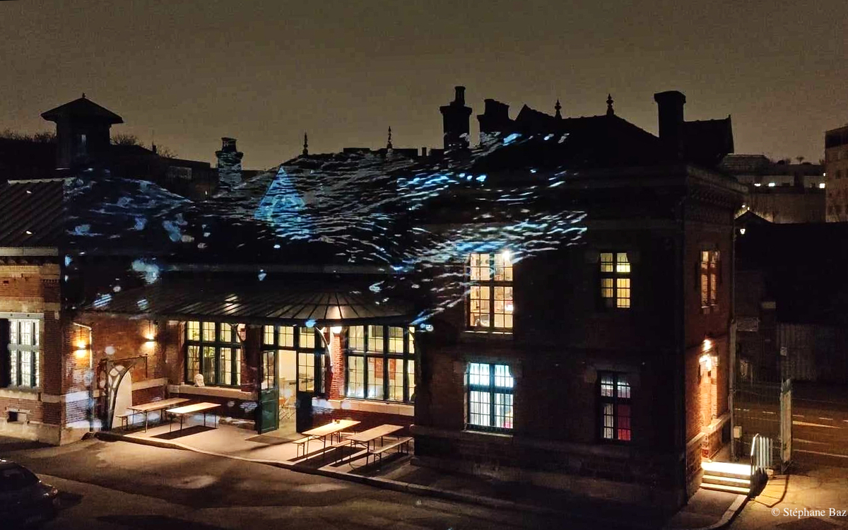 Vidéoprojection d'une mer agitée sur la façade principale d'Anis Gras - le lieu de l'Autre