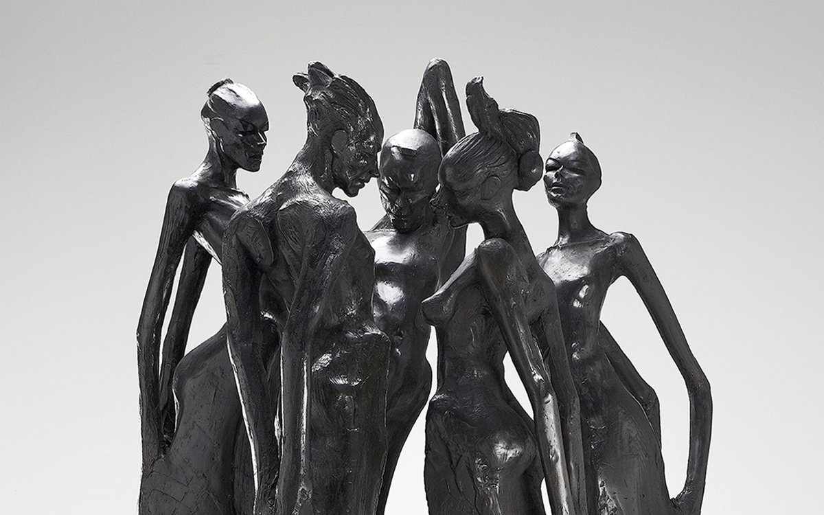 Une sculptures de plus de 2 mètres, représentant des femmes, aux têtes animales. Elles sont complices et semblent se parler.