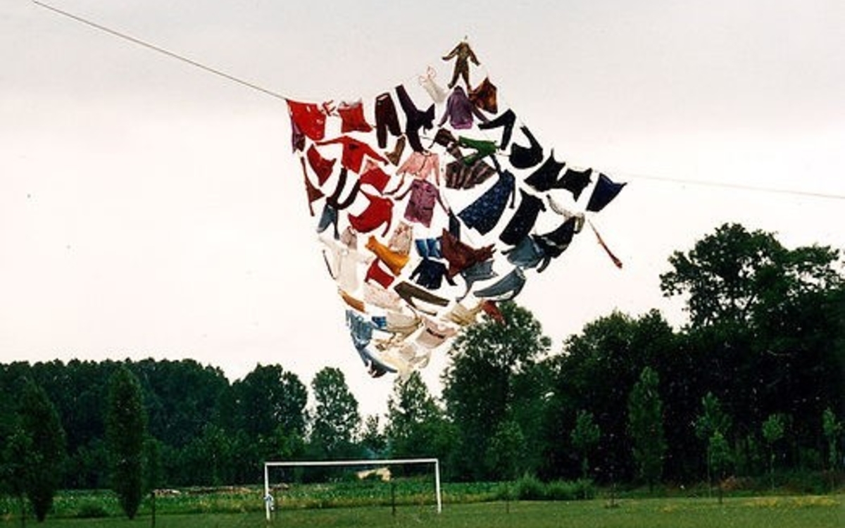 Plusieurs vêtements sont reliés entre eux pour créer une sorte de grand drap. Il est tenus par des cordes ou des cables accrochés aux arbres, pour être hissé et suspendu dans l'air. L'effet est monumental. L'ensemble est éclairé par le bas.
