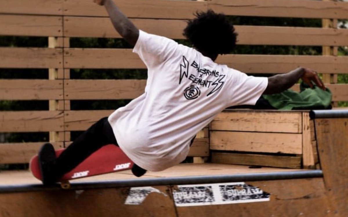 Sur les pistes du skatepark de Cachan plusieurs jeunes skateurs se lancent dans un show acrobatique.