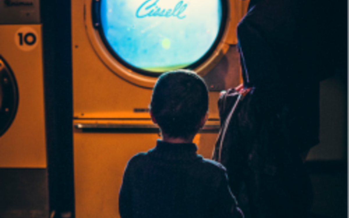 Une machine à laver provenant d'un lavomatic a été transformée en un objet géant interactif robotisé. Il y a du son, de la lumière et des images à l'intérieur. Elle peut réagir aux ordres qui lui sont donnés.