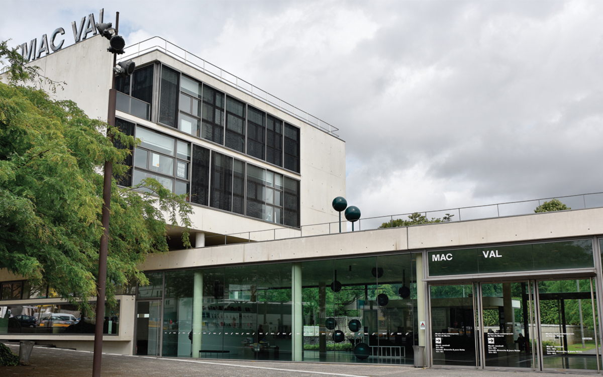 Parvis du MAC VAL