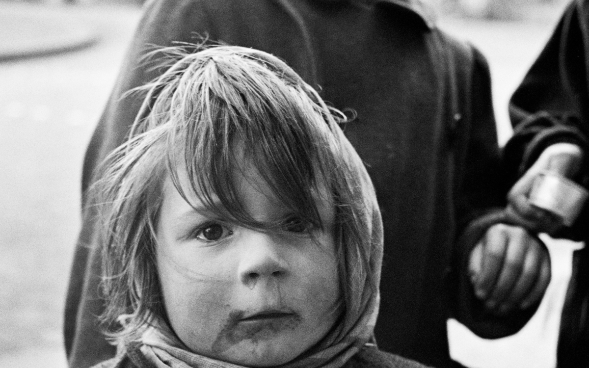 Photo en noir et blanc représentant un visage d'enfant
