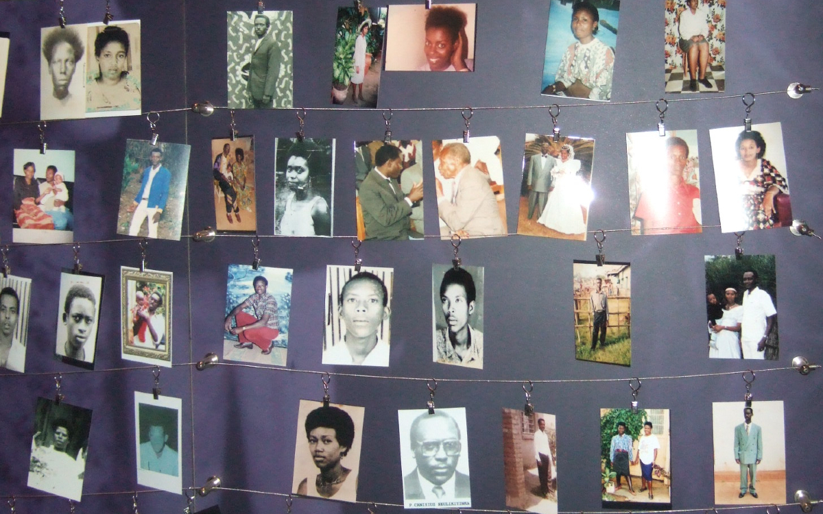 Dans la salle du Kigali Memorial Centre,  les familles peuvent y déposer les photos de leurs proches disparus.  