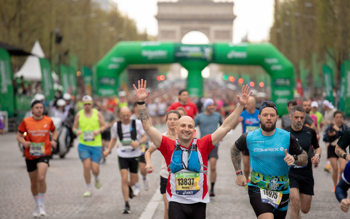 Départ du marathon de Paris, dimanche 7 avril 2024. La bonne humeur et l'esprit sportif étaient tous les deux au rendez-vous.