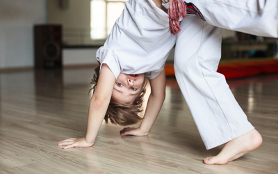 Enfant en plein cours de capoeira.