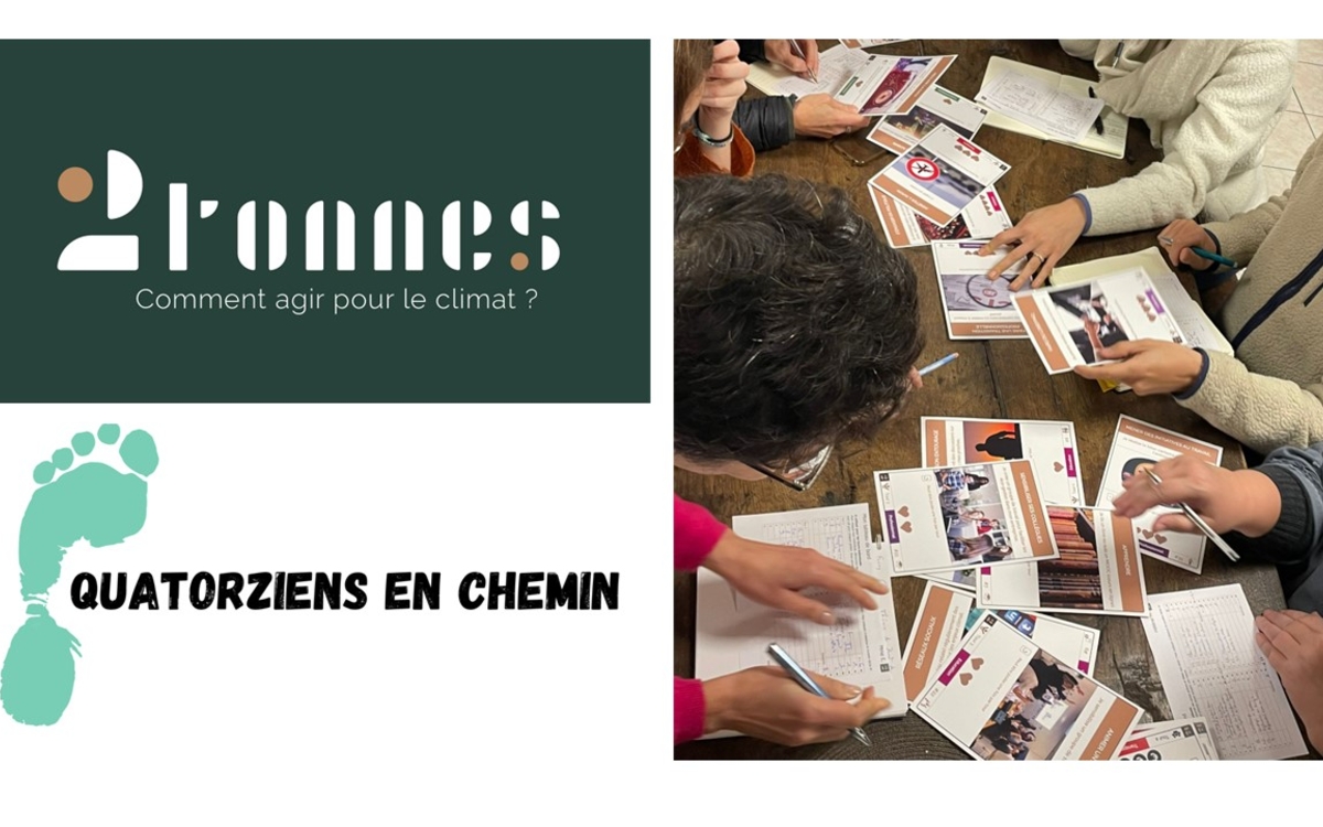 A gauche, on voit deux logos supperposés. Le logo de 2tonnes, et au-dessous, le logo de Quatorzienns en Chemin. A droite, des personnes autour d'une table qui tiennent en main des cartes de jeu qui illustrent des actions permettannt de réduire leur impact environnemental..