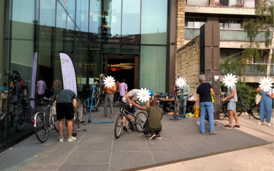 Atelier d'autoréparation de vélo avec l'association CycloCube sur le parvis de la médiathèque Marguerite Yourcenar