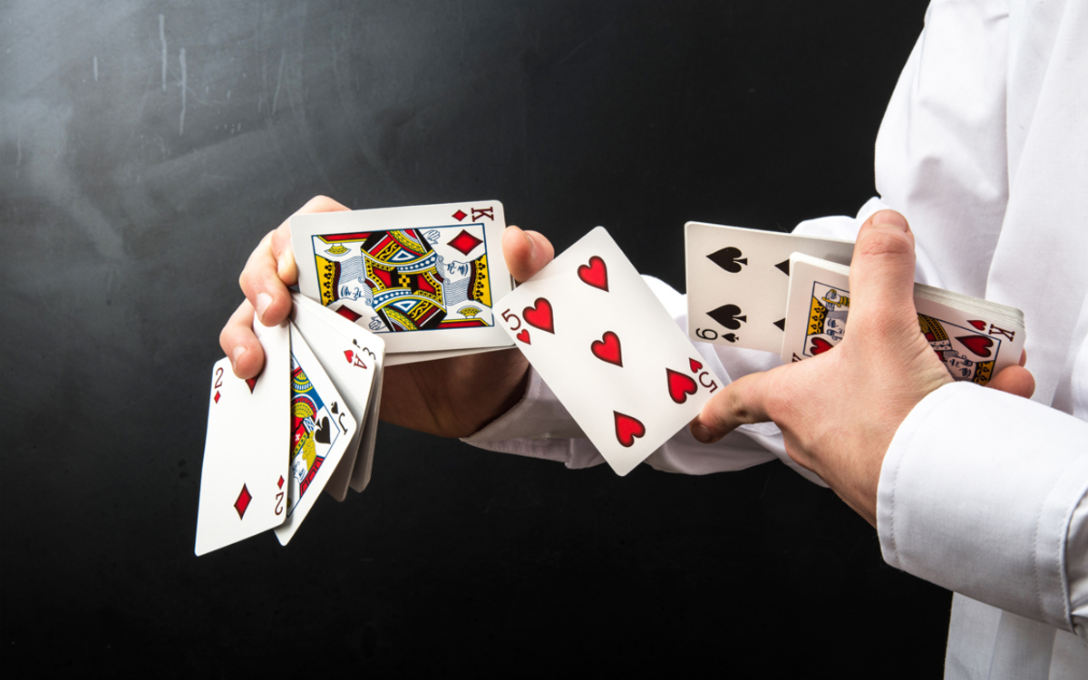 Tour de magie avec des cartes.