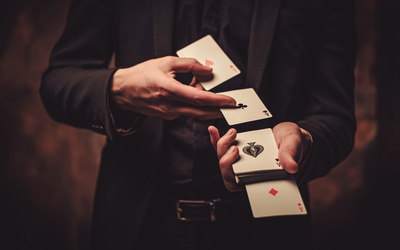 Tour de magie avec des cartes. 