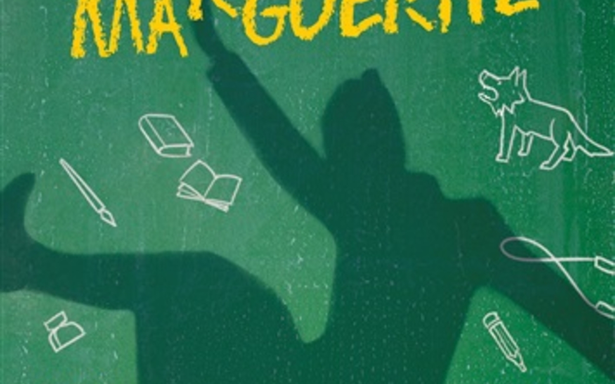 L'ombre de Madame Marguerite danse sur un fond de tableau d'école : du matériel de classe vole autour d'elle.