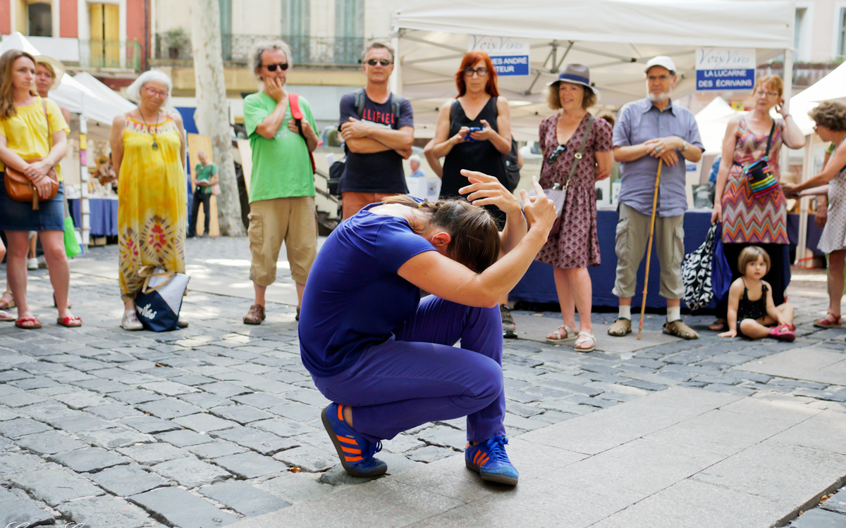 Danseuse du collectif Sauf le dimanche dans la performance "Vu"