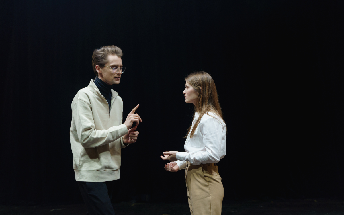 Deux personnes en train de jouer sur scène