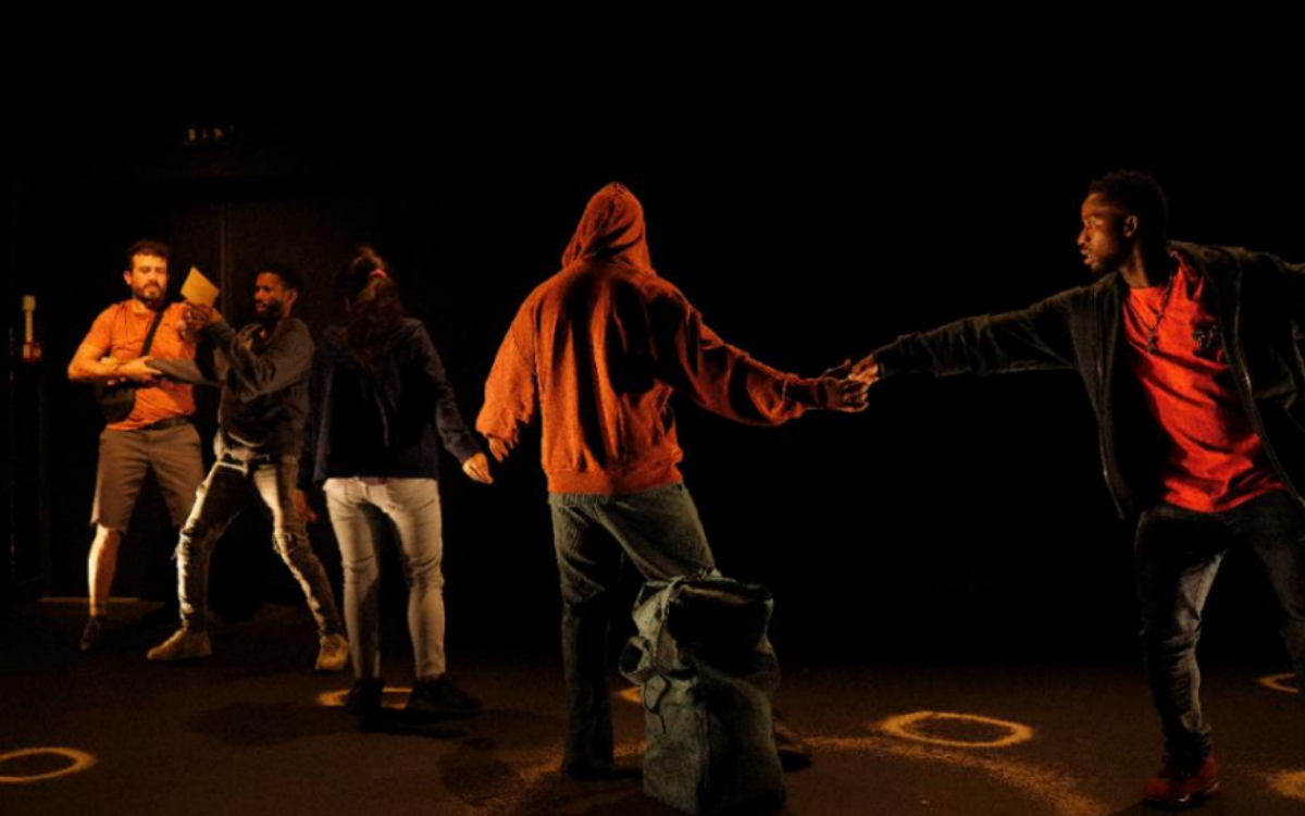 Deux personnes en train de jouer sur scène