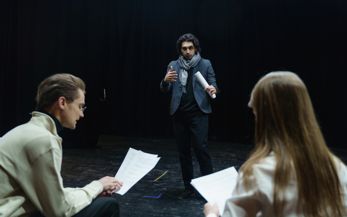 Deux personnes en train de jouer sur scène