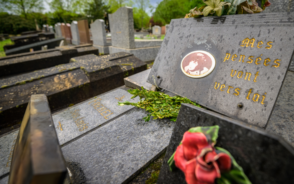 Tombe de Marguerite Boulc'h, dite Fréhel. Chanteuse française, elle a marqué l'entre-deux-guerre. Sur la pierre tombale, l'épitaphe dit "Mes pensées vont vers toi"