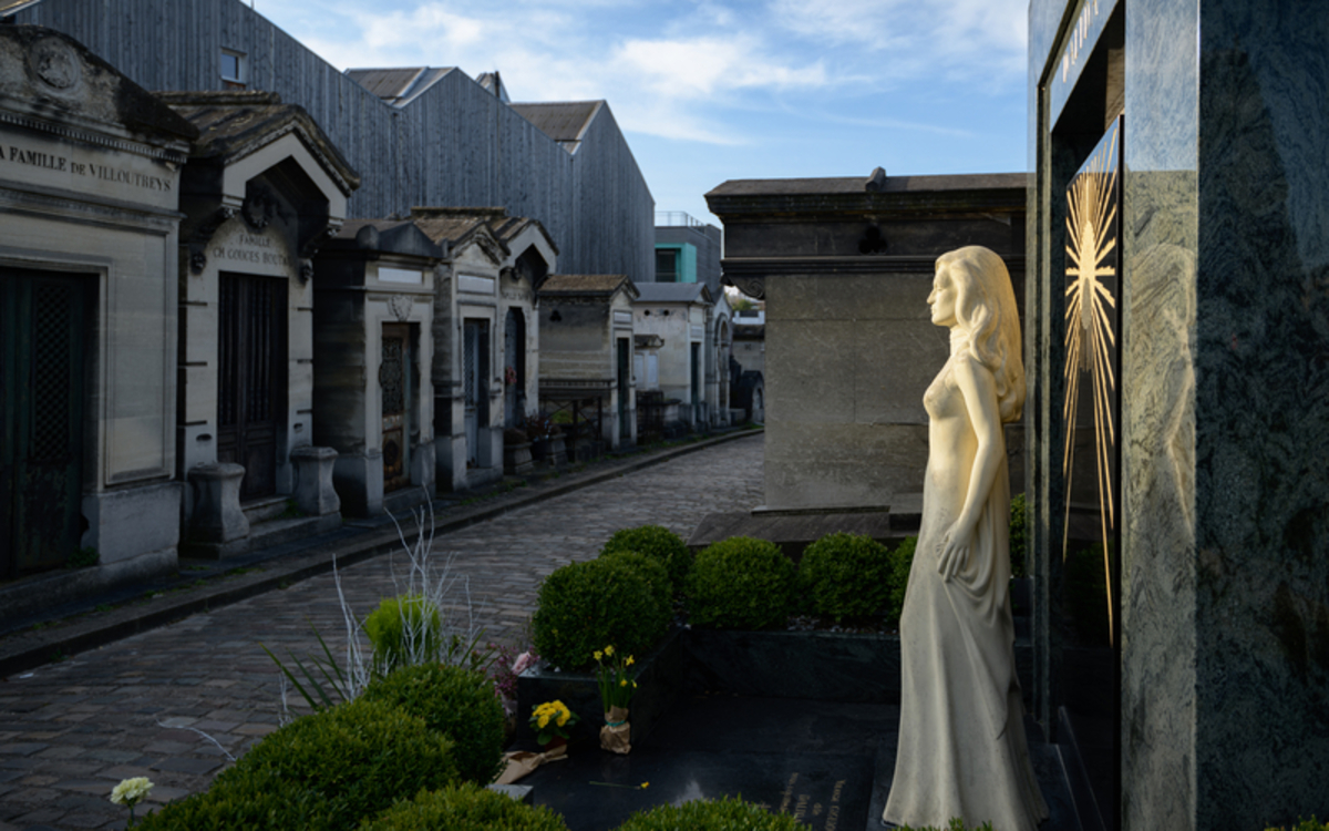 Sépulture de Dalida, devant laquelle on voit la sculpture grandeur nature de la chanteuse