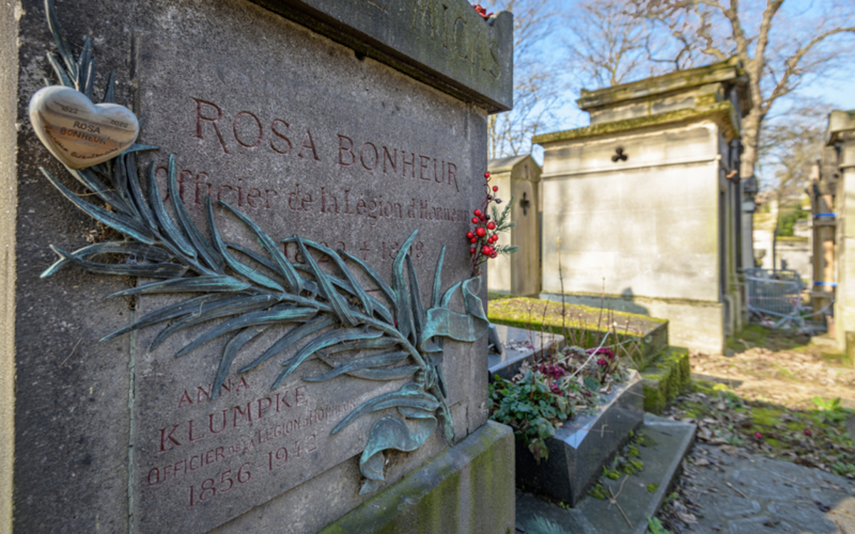 Tombe de Rosa Bonheur, peintre et sculptrice française. Une palme en bronze décore la pierre tombale.