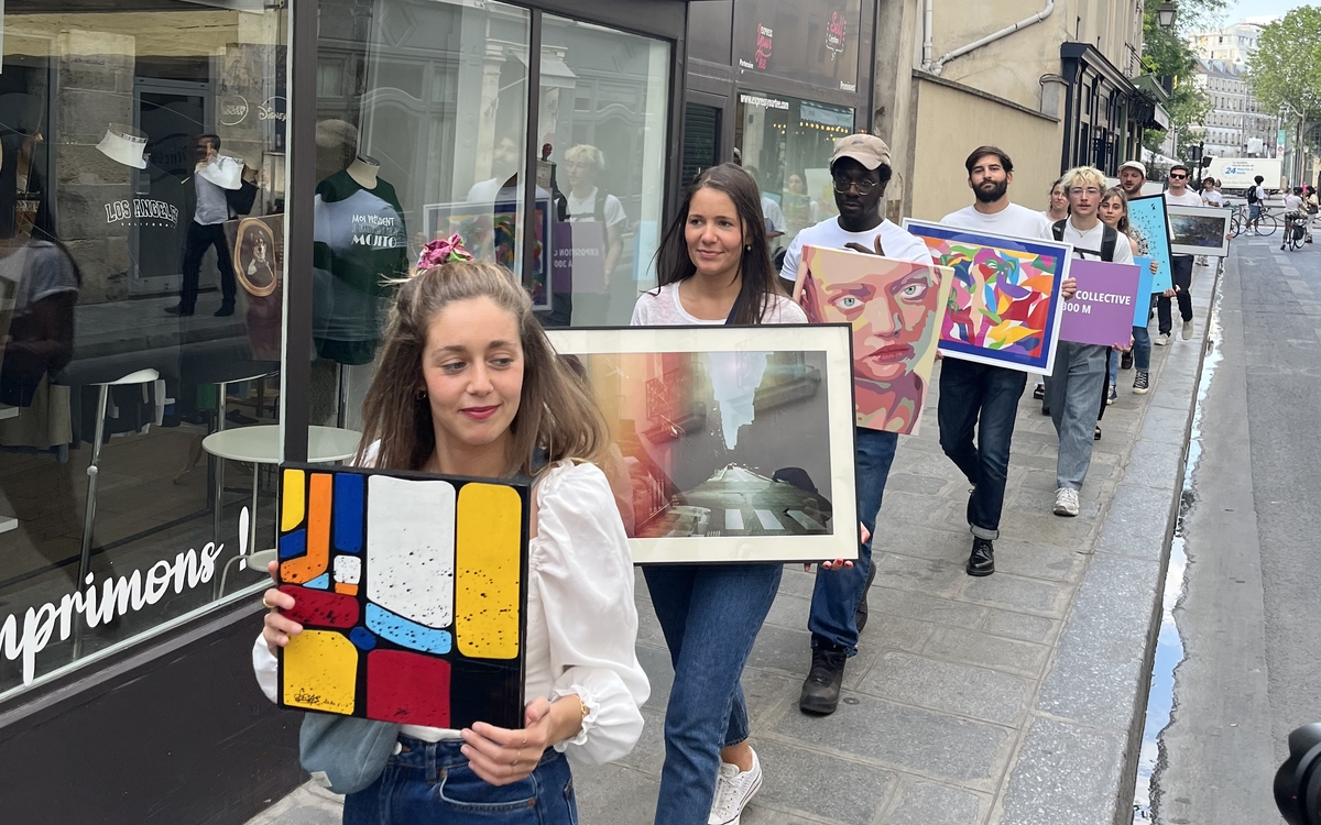 Défilé d'artistes dans les rues de Paris tenant des œuvres d'art en main - Juin 2023.
