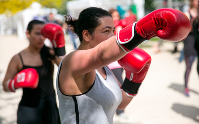 Photo de femmes s'entraînant à la boxe