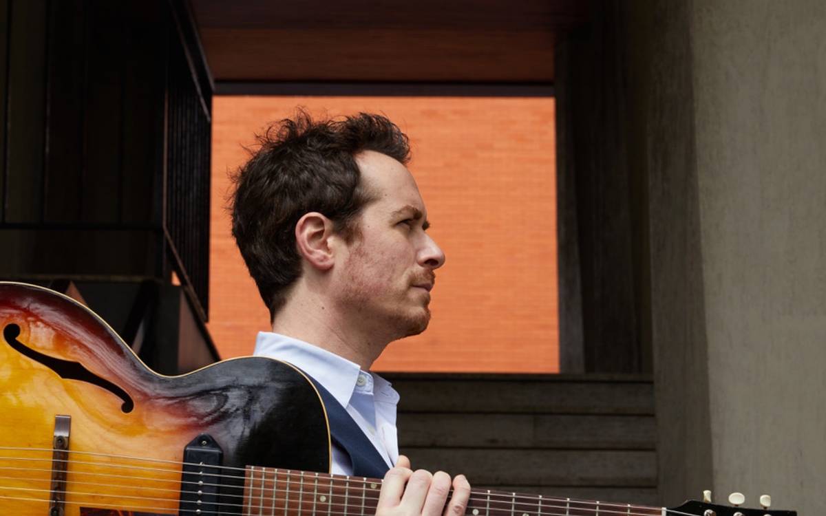 Photo de Thomas Curbillon portant sa guitare