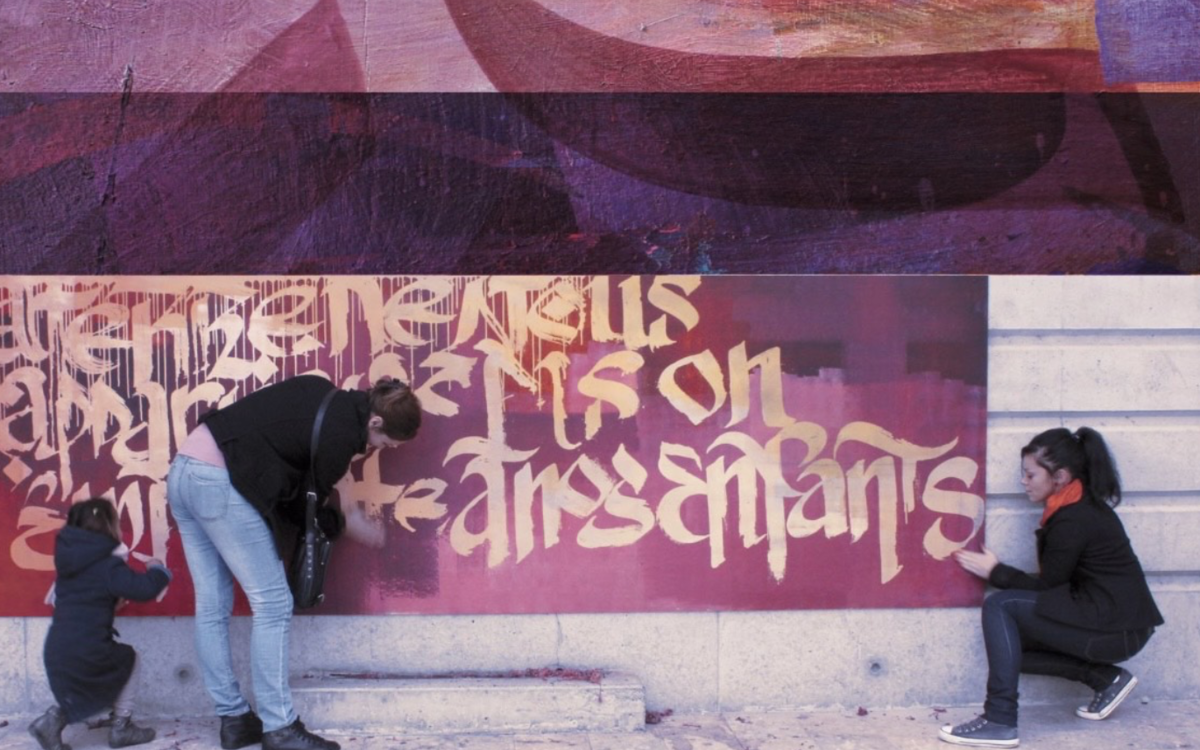 Photo montrant deux femmes devant une fresque à l'Institut du Monde Arabe