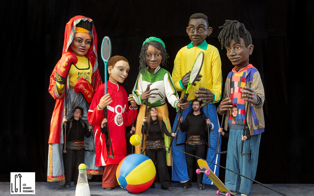 Photo montrant des grandes marionnettes