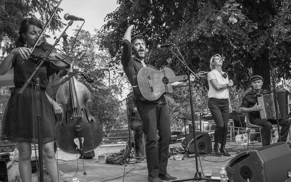 Photo en noir et blanc des Balochiens