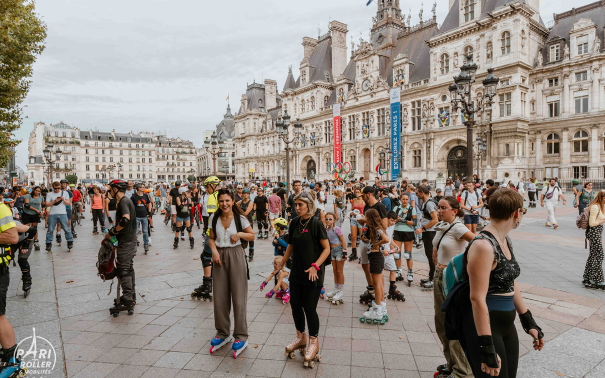 Photo de la foule en roller devant l'Hôtel de Ville