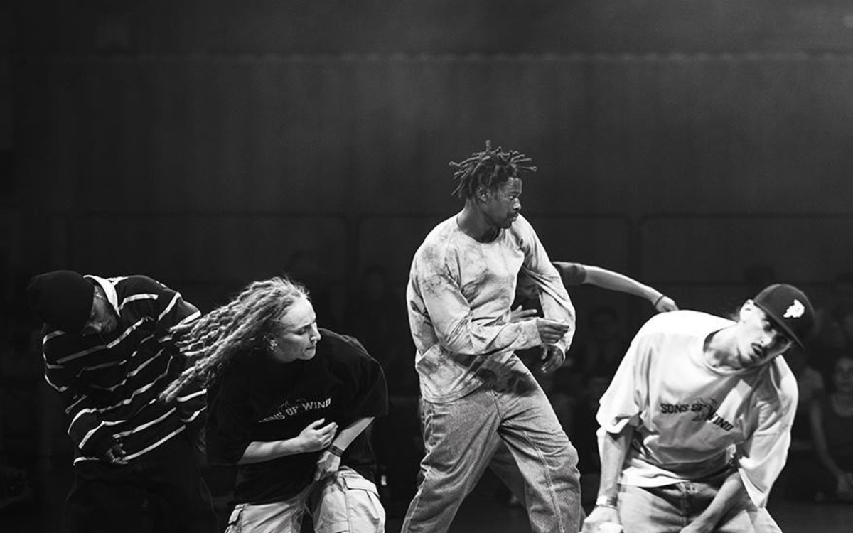 Photo en noir et blanc de breaking