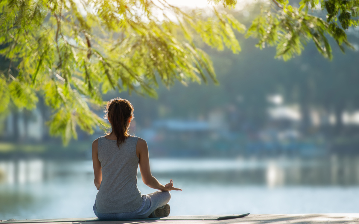 Une femme médite au bord de la Seine