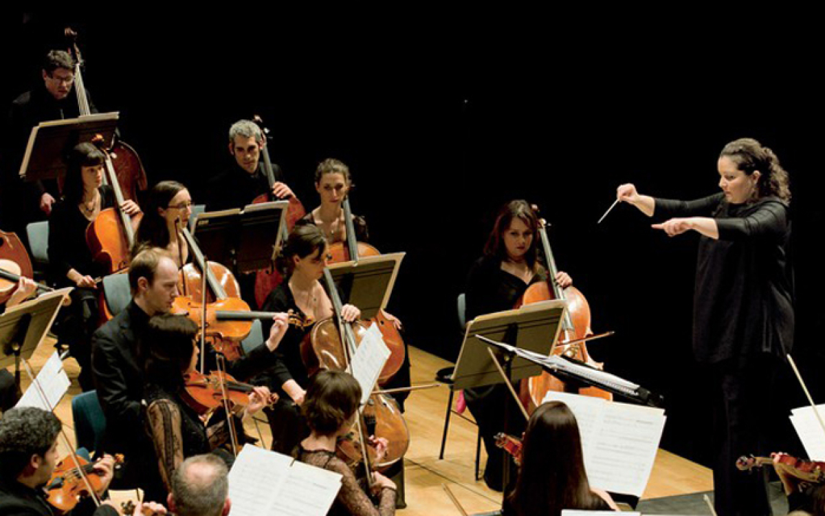 Visuel présentant la directrice artistique Zahia Zihouani et son orchestre. 
