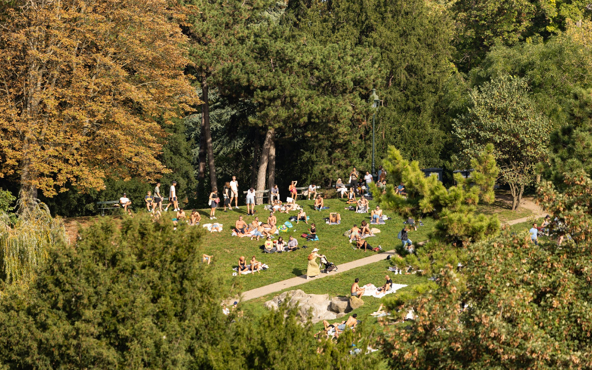 Picnic and siesta in the Buttes Chaumont park.