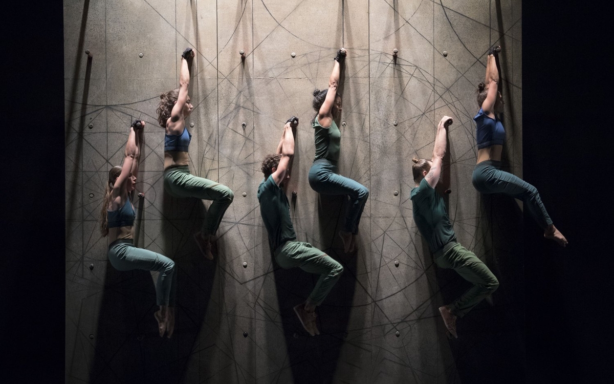 The image shows the KAFIG company dancing on a vertikal wall.