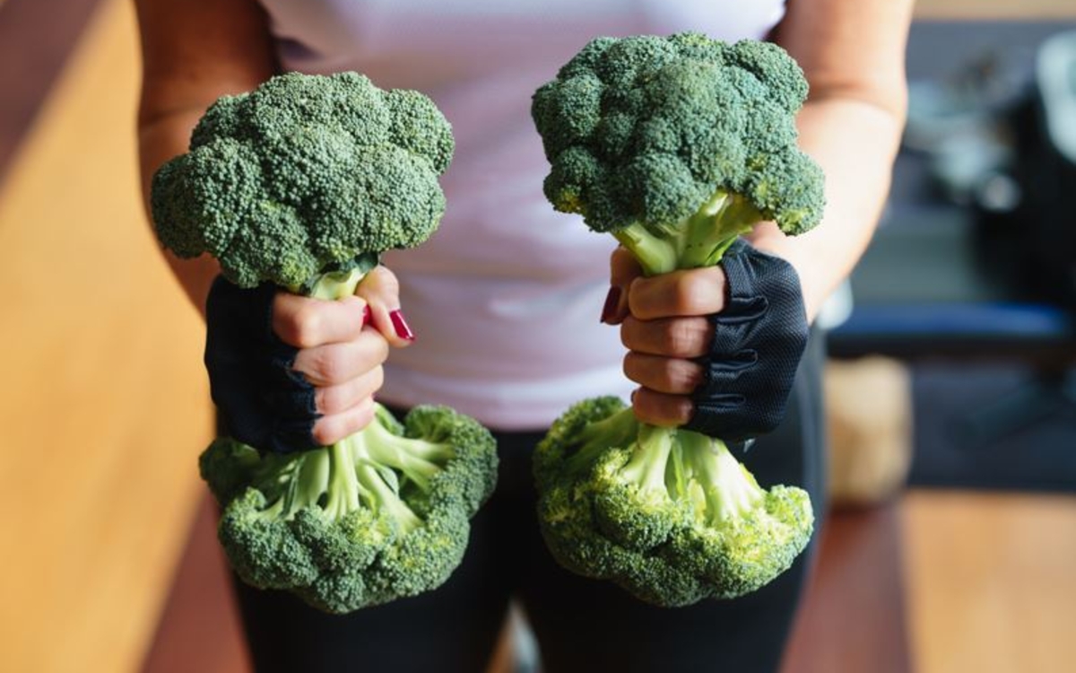 une femme a remplacé ses altères par des brocolis
