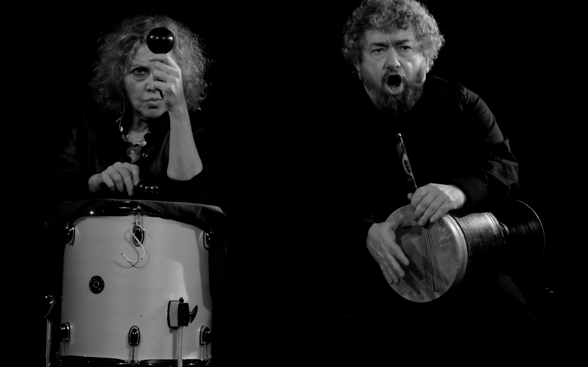 les musiciens Mirtha Pozzi aux percusions et Pablo Cueco au chant interprètent un poème de Benjamin Peret 