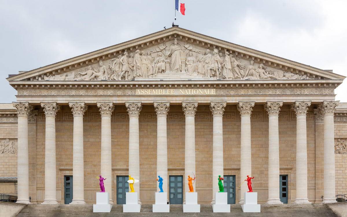 Statuettes colorées de l'artiste Laurent Perbos devant l'Assemblée nationale