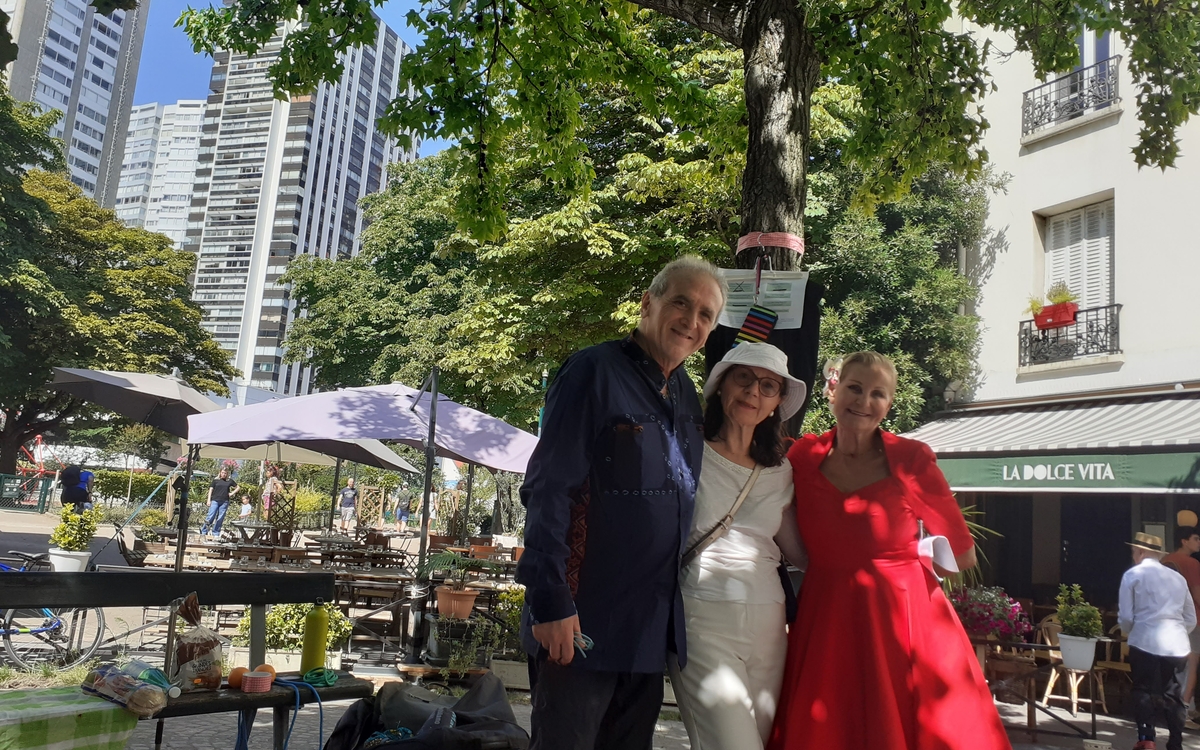Paul est habillé en bleu , Christiane en blanc et Pascale en rouge