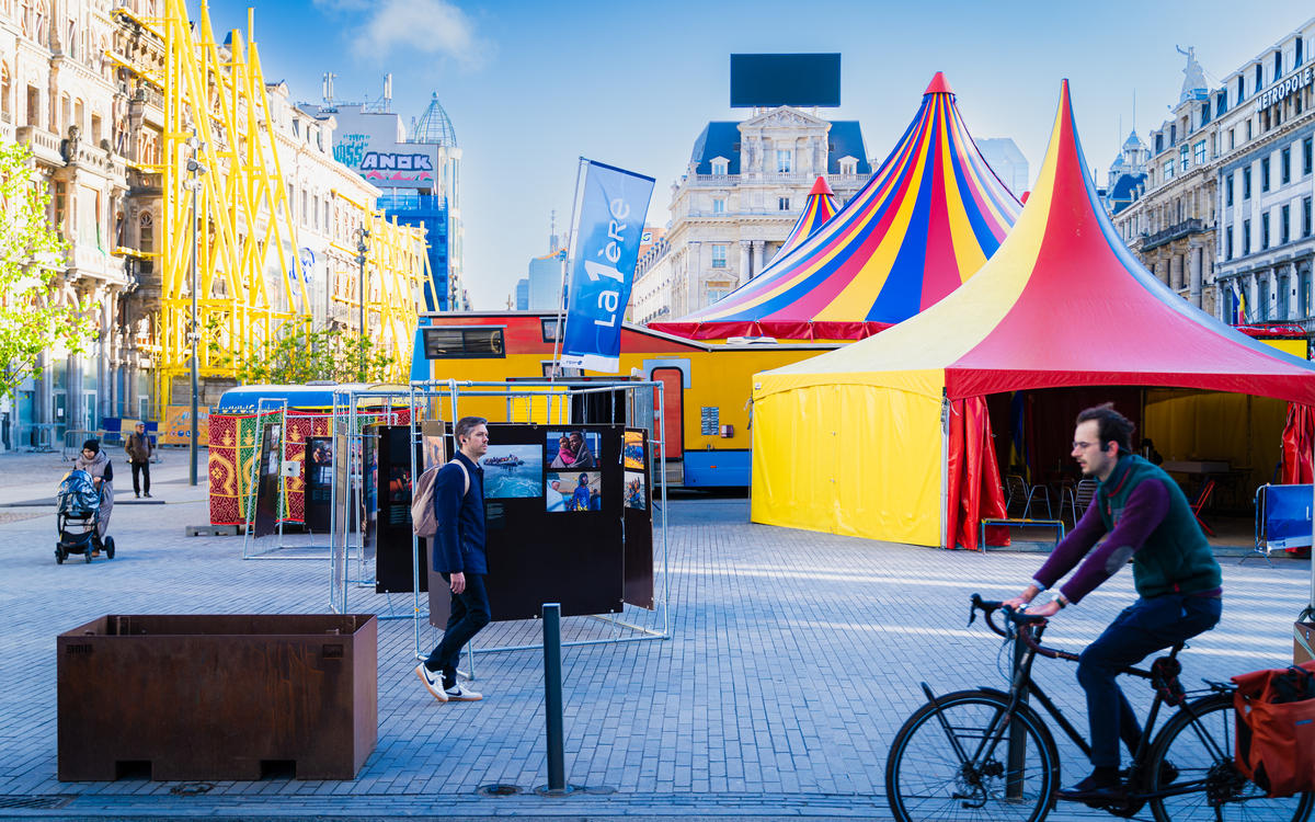 chapiteau multicolore installé en plein ville 