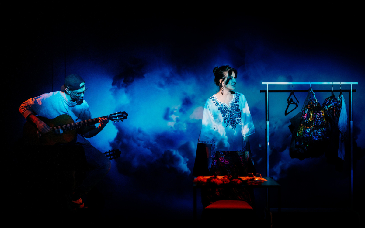 La comédienne Helena Noguerra dans la peau de Frida Kahlo. Elle est accompagnée sur scène d'un guitariste 