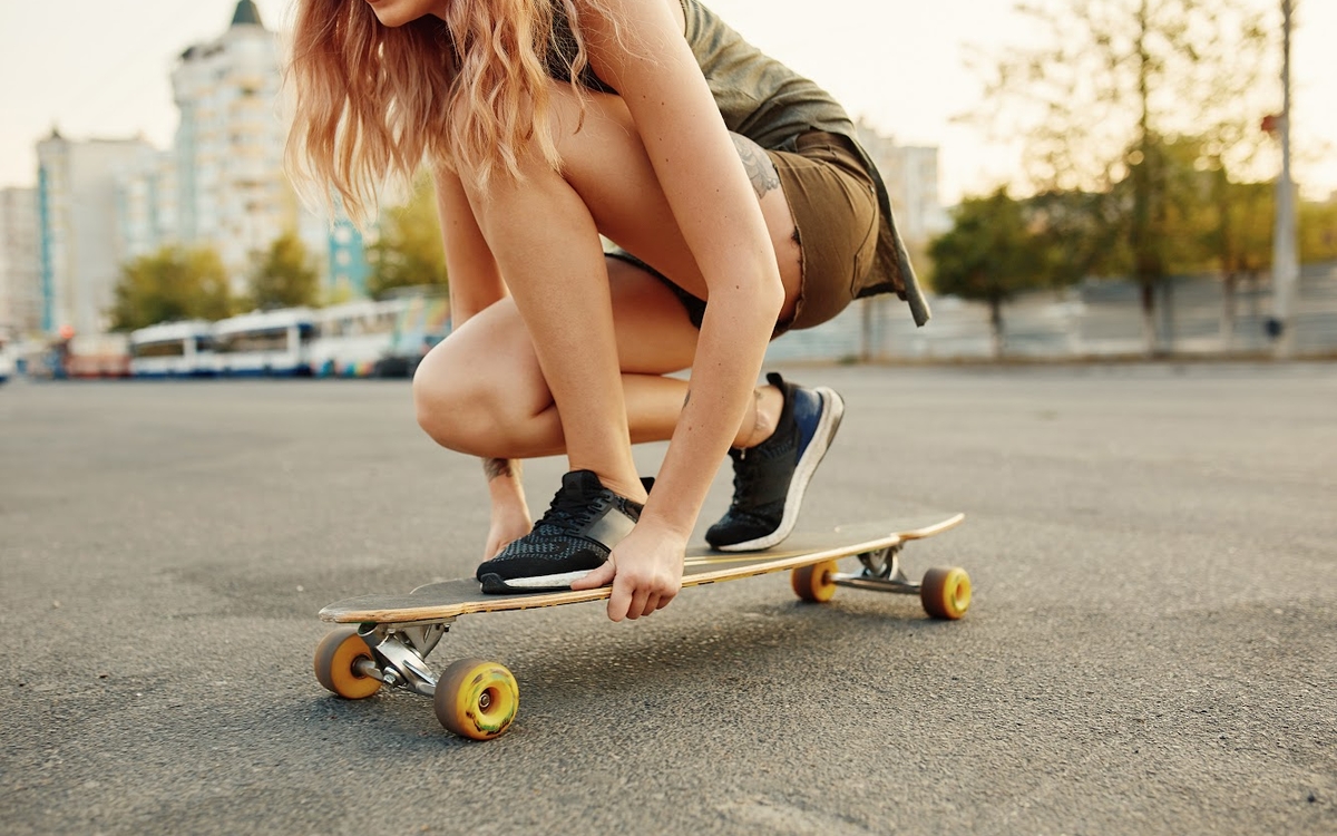 Personne roulant sur un longboard