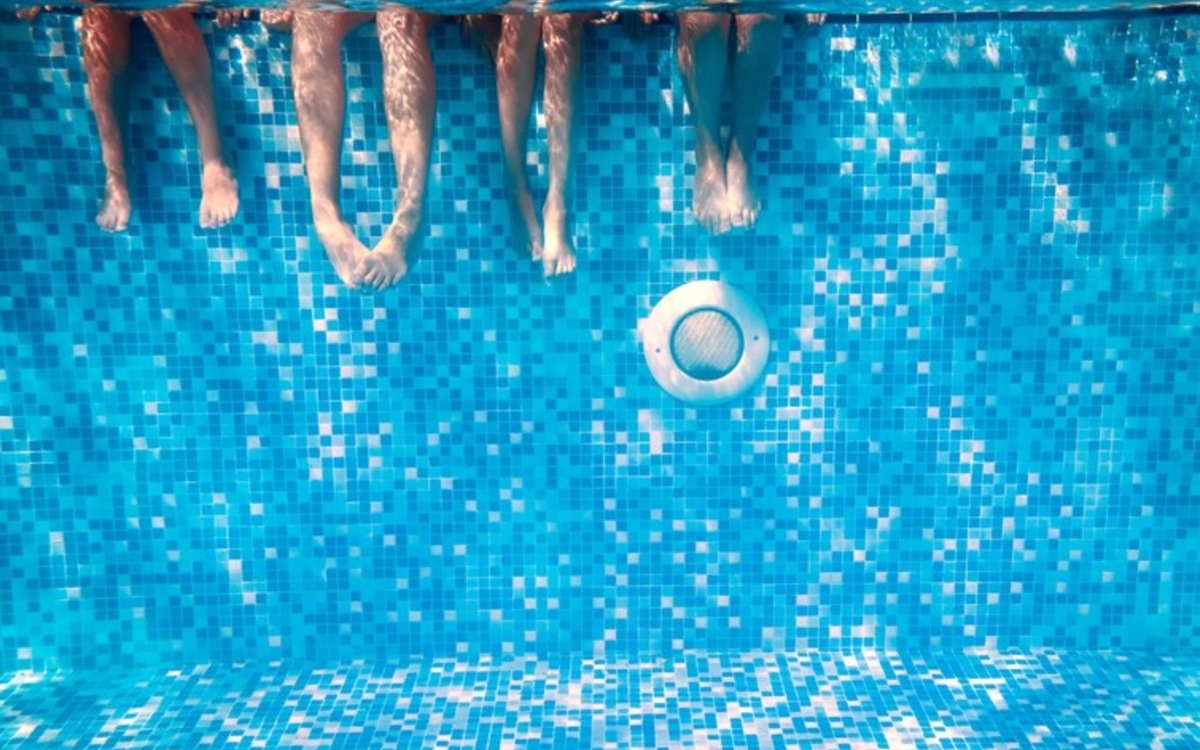 Des enfants font trempette dans une piscine