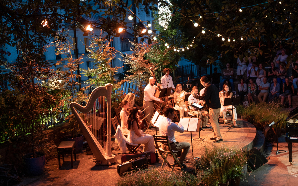 Un spectacle se donne en plein air à la nuit tombée