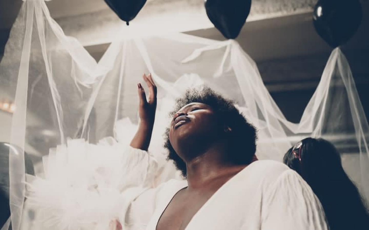 L'artiste Pierre Et La Rose habillée d'une robe blanche aérienne