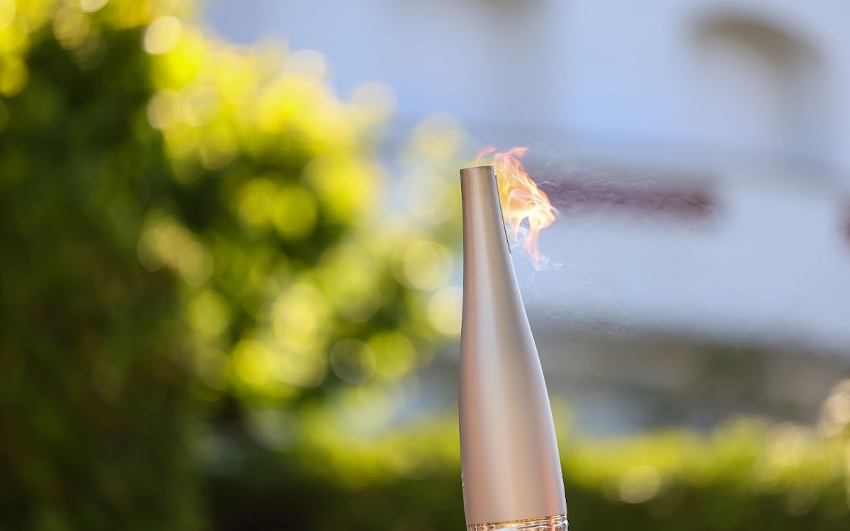 La flamme brûle sur fond vert