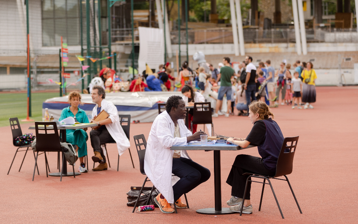 Consultations poétiques par le Théâtre de la Ville, au Stade Charlety.