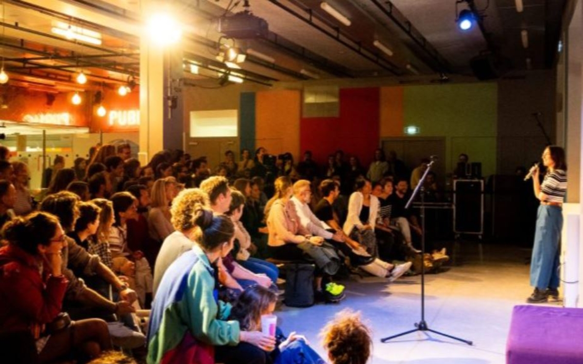 Une salle pleine et spectateurs et une scène vide