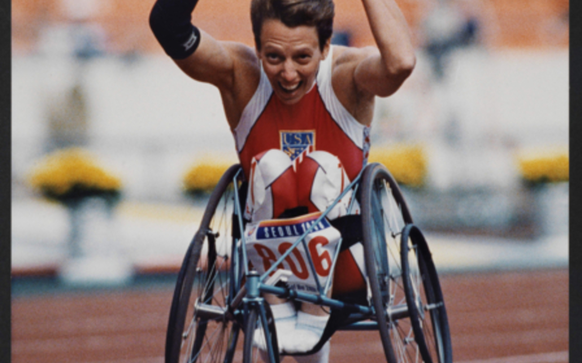 Tirage argentique (reproduction) d'une vainqueur d'une course paralympique aux Jeux de Séoul 1988
