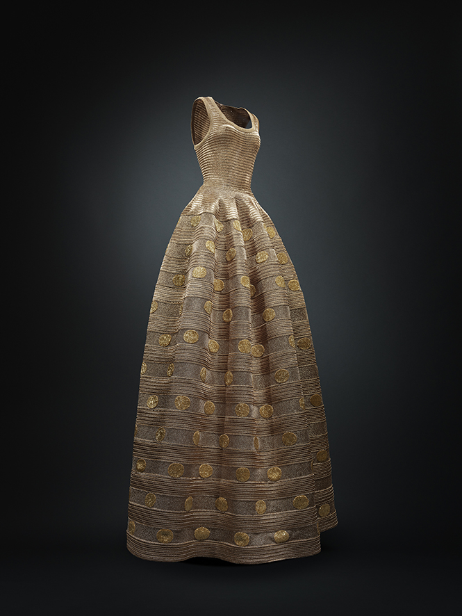 ROBE LONGUE EN MAILLE DE VISCOSE DORÉE À BANDES HORIZONTALES ET CERCLES BRODÉS EN PERLES DE VERRE 