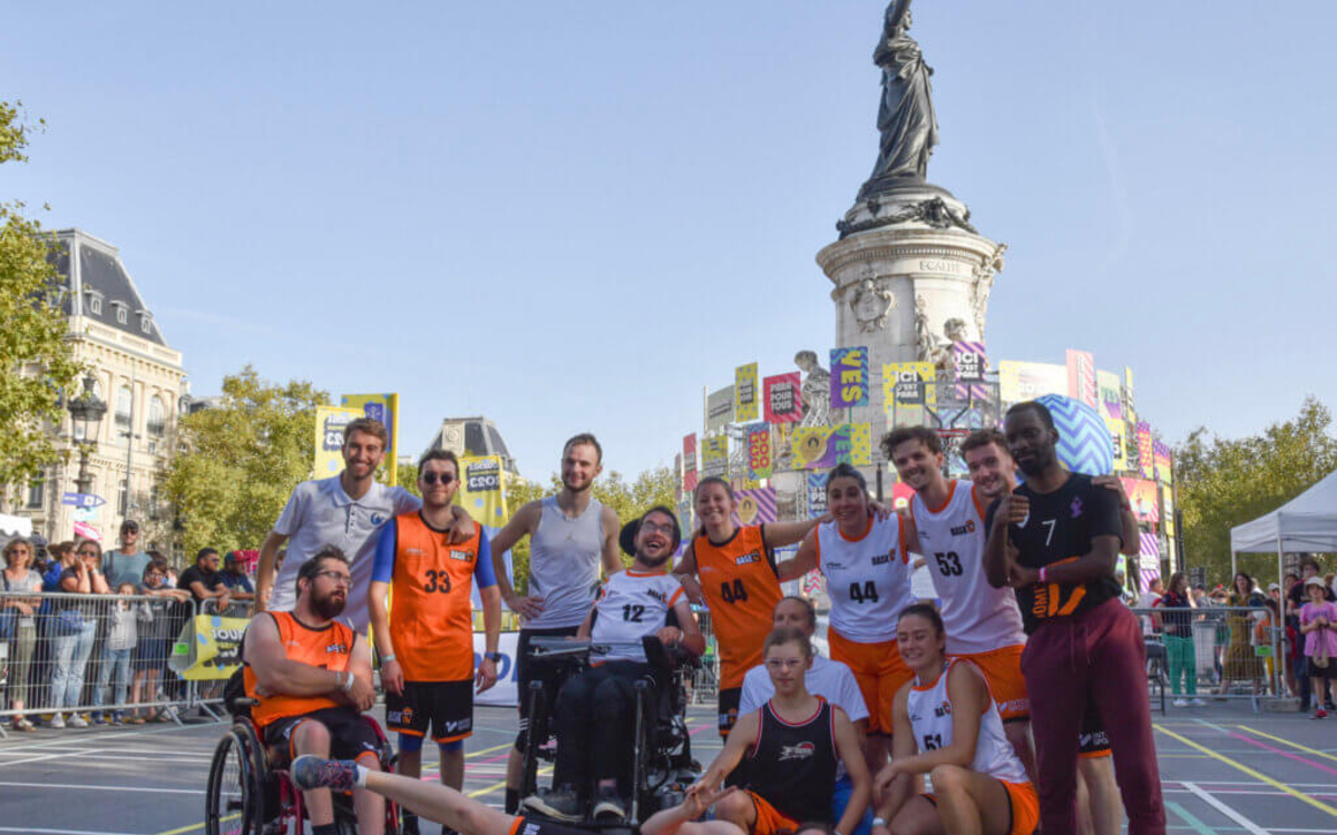 équipe de Baskin devant la statue de la place de la République